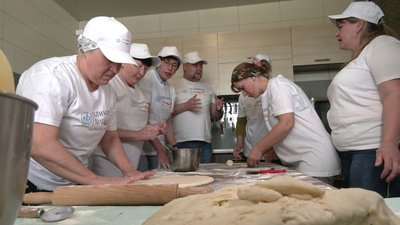 На Рівненщині переселенці випікають хліб для дітей-сиріт та поранених військових На Рівненщині переселенці випікають хліб для дітей-сиріт та поранених військових