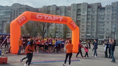 Учасники забігу готуються до старту. Учасники забігу готуються до старту.