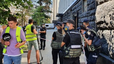 Чоловік погрожував підірвати гранату в Кабміні. Його затримали Чоловік погрожував підірвати гранату в Кабміні. Його затримали