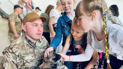 У гості до "хвостатих поліціянтів". Діти з "гарячих" точок України відвідали кінологічний центр поліції Прикарпаття У гості до "хвостатих поліціянтів". Діти з "гарячих" точок України відвідали кінологічний центр поліції Прикарпаття