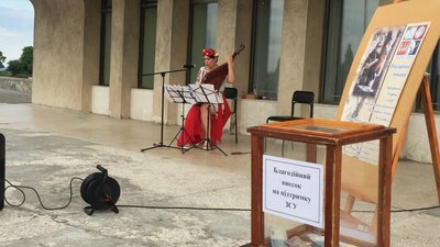 На підтримку ЗСУ: черкаська бандуристка організувала концерт просто неба На підтримку ЗСУ: черкаська бандуристка організувала концерт просто неба