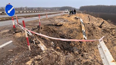 14 згорілих автівок прибрали з траси на Чугуїв