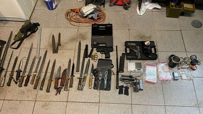 Пістолети, ножі та наркотики вилучила поліція у двох ужгородців. Чоловікам повідомили про підозру Пістолети, ножі та наркотики вилучила поліція у двох ужгородців. Чоловікам повідомили про підозру