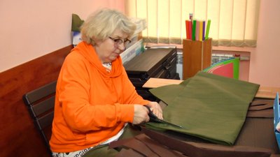 У вінницькому терцентрі плетуть маскувальні сітки У вінницькому терцентрі плетуть маскувальні сітки