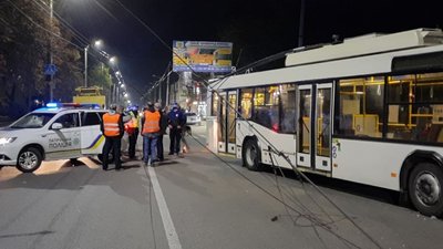 Водієві стало зле. У Кропивницькому сталась аварія за участю тролейбуса Водієві стало зле. У Кропивницькому сталась аварія за участю тролейбуса