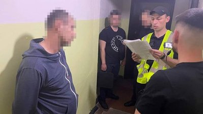На Хмельниччині за вимагання коштів затримали двох чоловіків На Хмельниччині за вимагання коштів затримали двох чоловіків