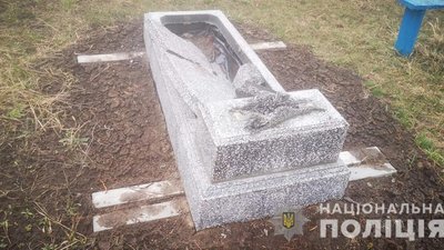 На Вінниччині підлітки пошкодили на кладовищі вісім пам'ятників