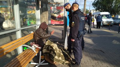 Безхатченка, який у Миколаєві місяць жив на зупинці, забрали до лікарні