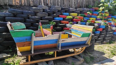 Сани і шини чоловік розфарбував, щоб додати їм яскравості. Сани і шини чоловік розфарбував, щоб додати їм яскравості.