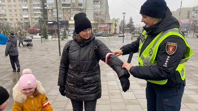 Луцькі патрульні розповіли, як пішоходам правильно користуватися флікерами