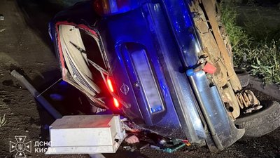 Автомобіль впаз з мосту у Києві