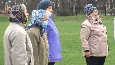 На Волині пенсіонерки захопилися скандинавською ходьбою На Волині пенсіонерки захопилися скандинавською ходьбою
