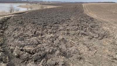 Розорана земля у межах прибережно-захисних смуг водних об’єктів