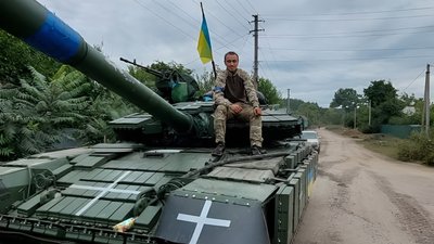 Андрій на військовій техніці