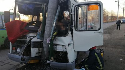 У Коростені водій маршрутки врізався у стовп. Двох пасажирів госпіталізували У Коростені водій маршрутки врізався у стовп. Двох пасажирів госпіталізували