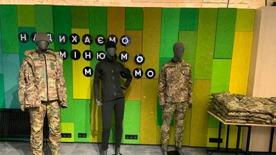 В Україні вперше представили експозицію жіночої військової форми