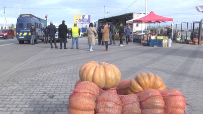 На об'їзній дорозі Львова організували стихійну торгівлю
