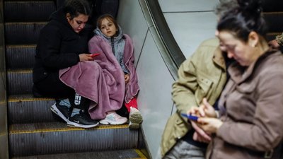 Люди ховаються в метро під час обстрілу, 11 квітня