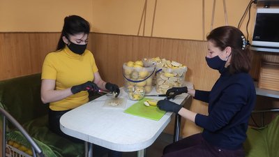 Львівські волонтерки готують суміші "Здоров'я" для лікарів Львівські волонтерки готують суміші "Здоров'я" для лікарів