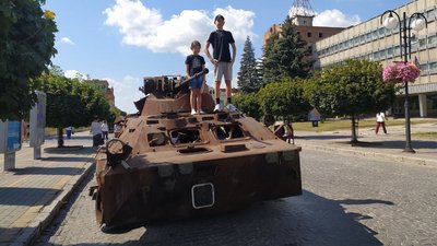 Російські танки на вулицях Кам'янця-Подільського: у місті виставили знищену техніку армії РФ Російські танки на вулицях Кам'янця-Подільського: у місті виставили знищену техніку армії РФ