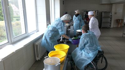 Допомагали поранені: тисячу пасок для воїнів на Схід спекли у госпіталі на Рівненщині Допомагали поранені: тисячу пасок для воїнів на Схід спекли у госпіталі на Рівненщині