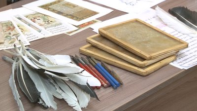 У черкаському музеї вчилися писати старослов’янськими шрифтами на воскових дощечках У черкаському музеї вчилися писати старослов’янськими шрифтами на воскових дощечках