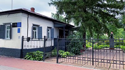Вишитий Ленін та годинник з Авророю: у Прилуках відкривають музей радянської пропаганди Вишитий Ленін та годинник з Авророю: у Прилуках відкривають музей радянської пропаганди