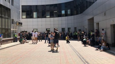 Журналісти під Київським апеляційним судом, який розглядає скаргу Стерненка Журналісти під Київським апеляційним судом, який розглядає скаргу Стерненка
