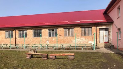 Один із корпусів інтернату, в якому планують облаштувати відділення підтриманого проживання підопічних, наразі потребує ремонту. Фото: Офіс Уповноваженого ВРУ з прав людини.