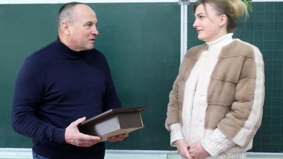 "Я її від ліжка віддирав": вчителя з Хмельниччини відзначили за порятунок пенсіонерки