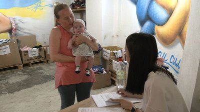 ВОЛОНТЕРИ БЕЗПЛАТНО РОЗДАЮТЬ РЕЧІ ПЕРЕСЕЛЕНЦЯМ ВОЛОНТЕРИ БЕЗПЛАТНО РОЗДАЮТЬ РЕЧІ ПЕРЕСЕЛЕНЦЯМ