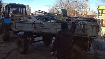 В Охтирці почали прибирати місто від наслідків авіанальотів російських літаків В Охтирці почали прибирати місто від наслідків авіанальотів російських літаків