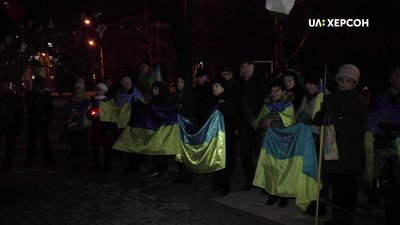 Херсонці після робочого дня прийшли вшанувати пам'ять Героїв Небесної Сотні