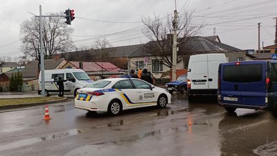 Аварія на перехресті вулиць Гнідава і Потебні у Луцьку Аварія на перехресті вулиць Гнідава і Потебні у Луцьку