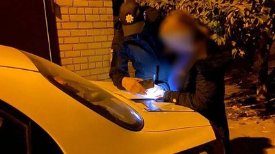 Поліцейські Херсона склали протокол на жінку, яка покинула двох маленьких дітей на бабусю