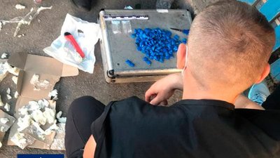 У Житомирі на поштовому відділенні у чоловіка в посилці знайшли ймовірний психотроп