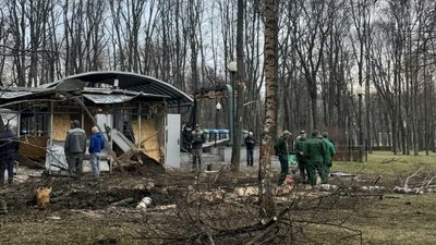 Наслідки удару "Шахеда", який вибухнув у Центральному парку Харкова