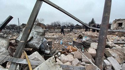 Пошуки загиблих у селі Рівне, де РФ ракетою 6 січня зруйнувала будинок, Донецька область Пошуки загиблих у селі Рівне, де РФ ракетою 6 січня зруйнувала будинок, Донецька область