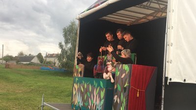 Вистави просто неба: рівненські актори театру ляльок виступають у волинських селах Вистави просто неба: рівненські актори театру ляльок виступають у волинських селах