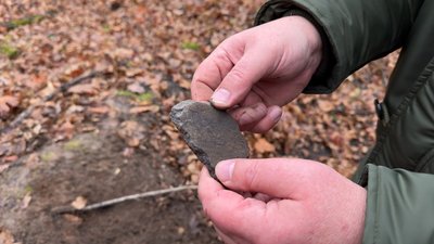 Поблизу городища знайшли керамічний артефакт з тризубом, грудень 2025 року, Хмельниччина