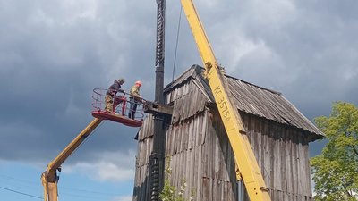 У скансені на Рівненщині відремонтували вітряк. Млин, якому понад сто років, пошкодило під час ракетного удару