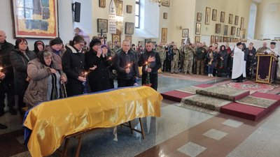 У Полтаві прощаються із трьома захисниками України, які загинули на війні У Полтаві прощаються із трьома захисниками України, які загинули на війні