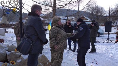 До Дня Соборності. На Франківщині бійцям передали два дзвони пам'яті з комплексу "На горі Карачун" До Дня Соборності. На Франківщині бійцям передали два дзвони пам'яті з комплексу "На горі Карачун"