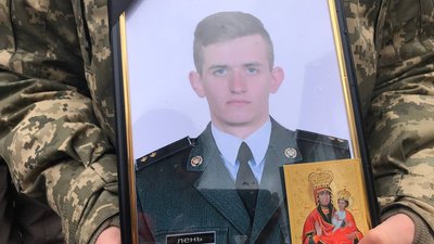 На Тернопільщині прощаються із загиблими військовослужбовцями На Тернопільщині прощаються із загиблими військовослужбовцями