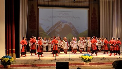 Кременчуцький ансамбль на сцені обласного театру Кременчуцький ансамбль на сцені обласного театру