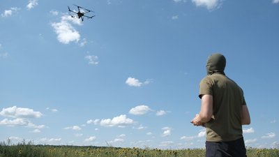 "Ворог їх не чує і не бачить": вінницькі конструктори розробляють бойові і розвідувальні безпілотники для захисників