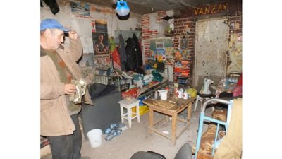 "Ні вікон, ні дверей — повна хата "сквозняків". Бійці з Прикарпаття показали, як живуть люди під обстрілами у Гуляйполі