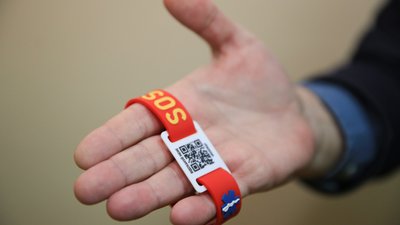 Дніпряни з захворюваннями носитимуть SOS-браслети, які допоможуть надати невідкладну допомогу Дніпряни з захворюваннями носитимуть SOS-браслети, які допоможуть надати невідкладну допомогу