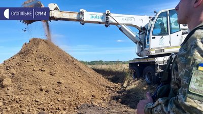 Прикордонники Сумщини копають рів на кордоні з Росією Прикордонники Сумщини копають рів на кордоні з Росією