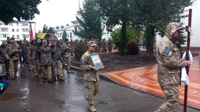 "У нього були плани, він хотів захищати країну". В Сумах поховали солдата Дмитра Варенка